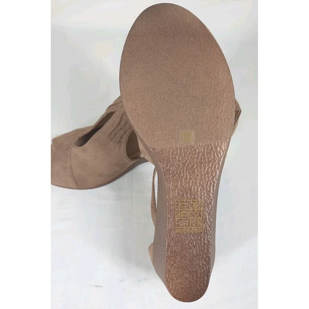 NEW Journee Collection Kedzie Women's Wedges Taupe‎ Size 9